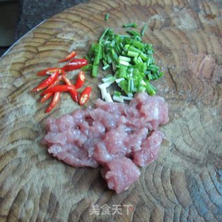 酸豆角瘦肉面的做法步骤：2