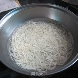 酸豆角瘦肉面的做法步骤：7