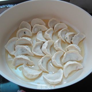 香辣焖煮饺子的做法步骤：2