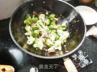 西兰花炒腊肠的做法步骤：4