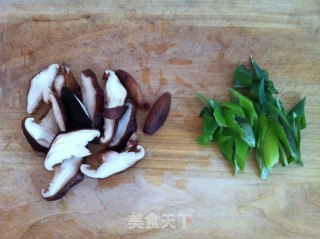 西红柿香菇丸子汤的做法步骤：1