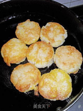 简单却不失营养美味的早餐——香煎茄味鸡蛋米饼的做法步骤：9