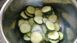 黄瓜炒肉片的做法步骤：1