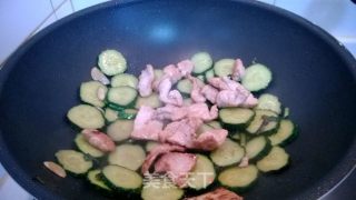 黄瓜炒肉片的做法步骤：9