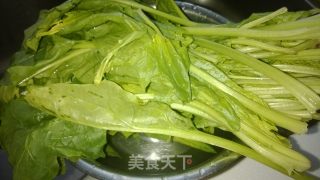 蒜香味十足的美味——蒜蓉菠菜的做法步骤：1