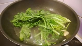 蒜香味十足的美味——蒜蓉菠菜的做法步骤：4