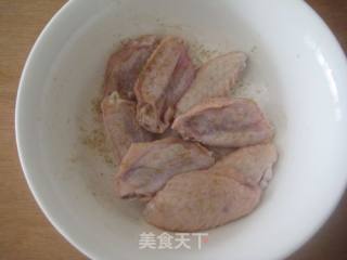 土匪鸡翅的做法步骤：2