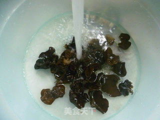 青椒黑木耳炒茭白的做法步骤：2