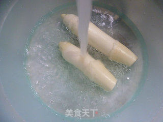 青椒黑木耳炒茭白的做法步骤：3