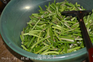 茄汁蒜薹肉条的做法步骤：1