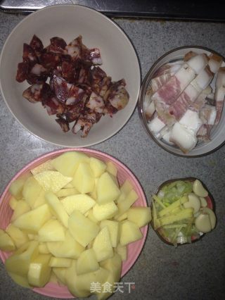 土豆焖饭的做法步骤：1