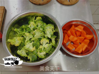 茄汁虾仁西兰花的做法步骤：3