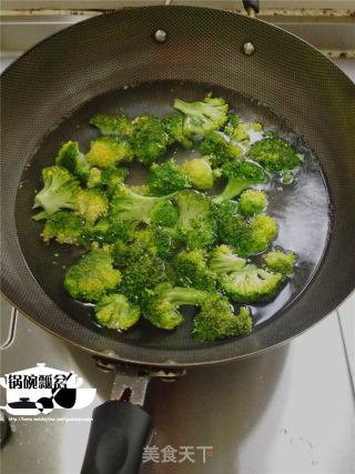 茄汁虾仁西兰花的做法步骤：4