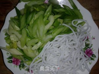 芹菜炒粉的做法步骤：1