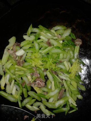 芹菜炒粉的做法步骤：4