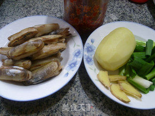 蛏子炒土豆的做法步骤：1