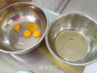 经典美味——戚风蛋糕的做法步骤：1