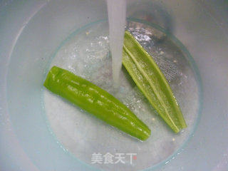 花生米青椒炒脆皮肠的做法步骤：2