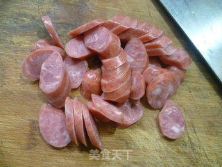 花生米青椒炒脆皮肠的做法步骤：4
