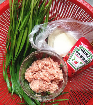 猪肉韭菜锅贴的做法步骤：1