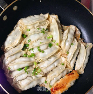 猪肉韭菜锅贴的做法步骤：11