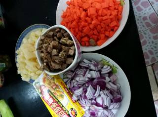 咖喱牛肉饭+紫菜蛋汤的做法步骤：1