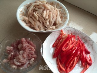 莲藕炒肉的做法步骤：1