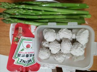 亨氏茄汁炸鱼丸配芦笋的做法步骤：1