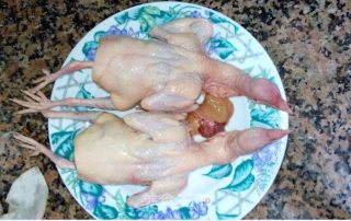 椒盐乳鸽的做法步骤：1