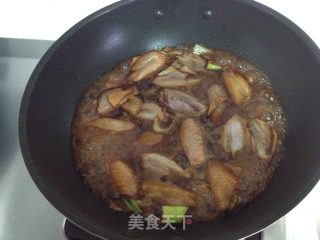红酒焖鸡翅的做法步骤：3