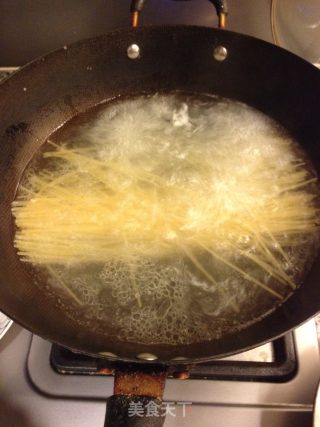 茄汁海鲜意面的做法步骤：2