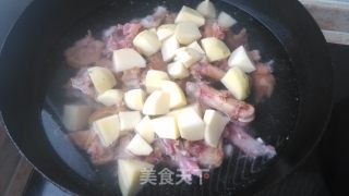 猪蹄炖土豆的做法步骤：5