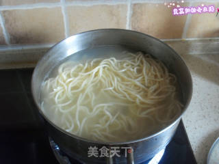 西红柿鸡蛋面的做法步骤：2