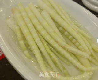方竹笋尖炒老腊肉的做法步骤：1