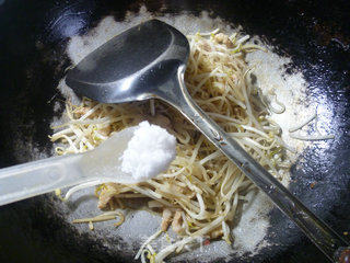 猪肉炒绿豆芽的做法步骤：8