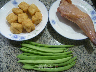 梅豆油豆腐烧腊鸡腿的做法步骤：1