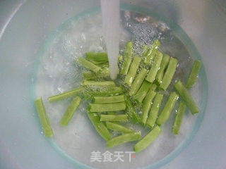 梅豆油豆腐烧腊鸡腿的做法步骤：2