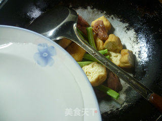 梅豆油豆腐烧腊鸡腿的做法步骤：7