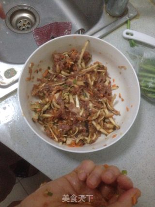 肉卷的做法步骤：1