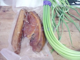 蒜薹炒腊肉的做法步骤：1