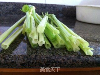 马家沟芹菜炒香肠的做法步骤：1