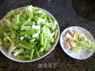 马家沟芹菜炒香肠的做法步骤：2