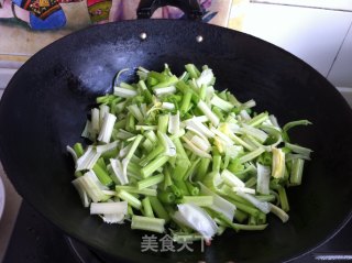马家沟芹菜炒香肠的做法步骤：5