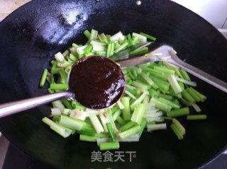 马家沟芹菜炒香肠的做法步骤：6