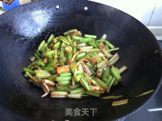 马家沟芹菜炒香肠的做法步骤：7
