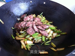 马家沟芹菜炒香肠的做法步骤：8