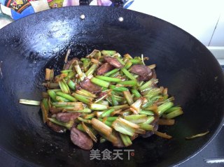 马家沟芹菜炒香肠的做法步骤：9