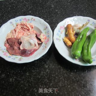茶油炒鸭杂的做法步骤：1