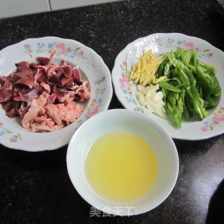 茶油炒鸭杂的做法步骤：2