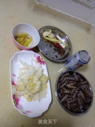 酸辣钉螺煲的做法步骤：1